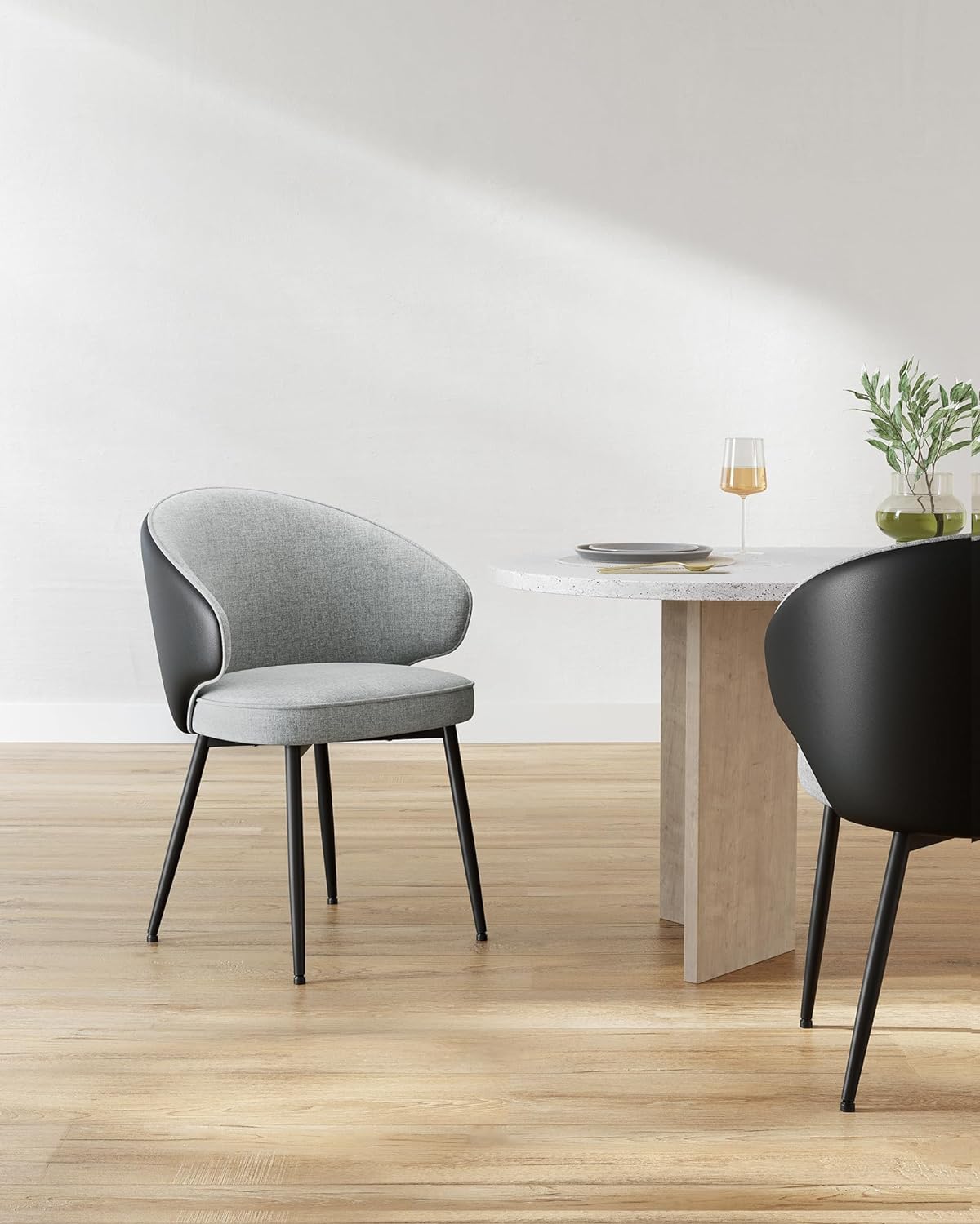 Moderne spisebordsstol i minimalistisk design - lysegrå